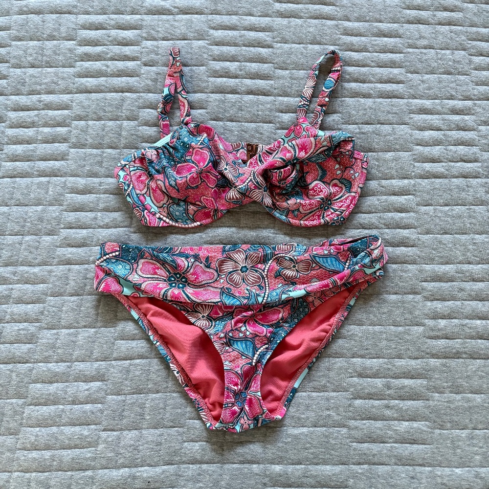 Floral bikini like new size large bottom / 32DD top pink and blue floral print